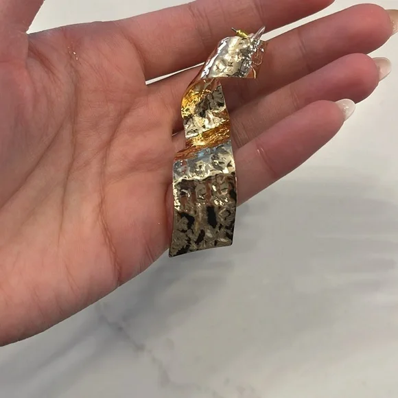 Streamer Earrings - Picture 3 of 3